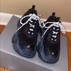 Triple S Black Balenciagas